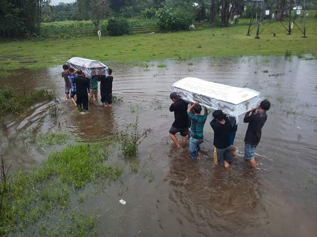 Hujan Lebat Iringi Pemakaman Opa Oskar dan Oma Marin